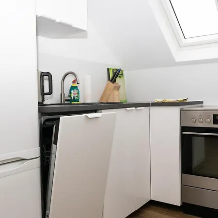 Charmante 1-zimmer-wohnung In Mit Kueche & Kostenlosen Parkplaetzen Apartmán